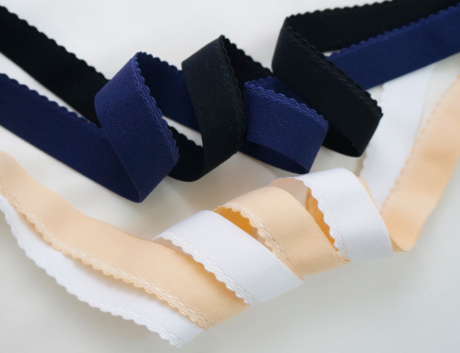Las bandas elásticas con borde de ganchillo ofrecen una sujeción suave, cómoda y sin marcas.