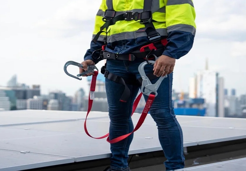 Cinta tubular de poliéster de alta resistencia para aplicaciones de seguridad industrial de alto impacto.